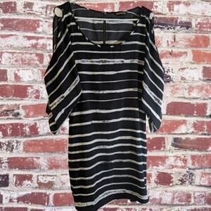 Express Medium cold should 3/4 wide sleeve polyester black and white dress.